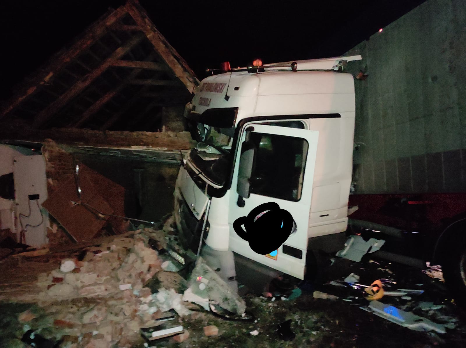 wjechał ciężarówką w dom - KPP Złotów