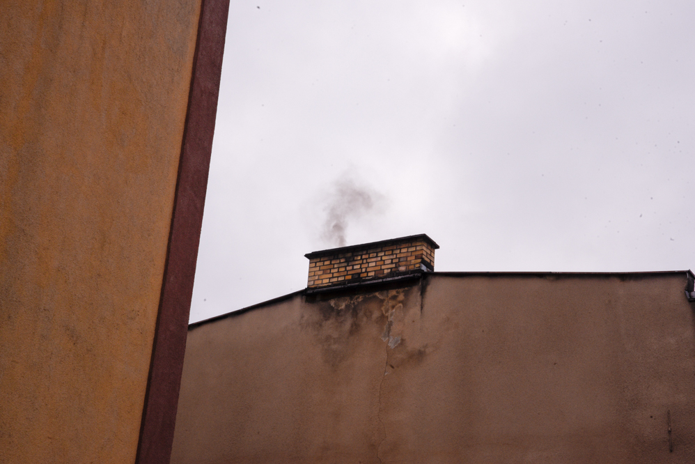 kopciuch dym z komina smog - Wojtek Wardejn