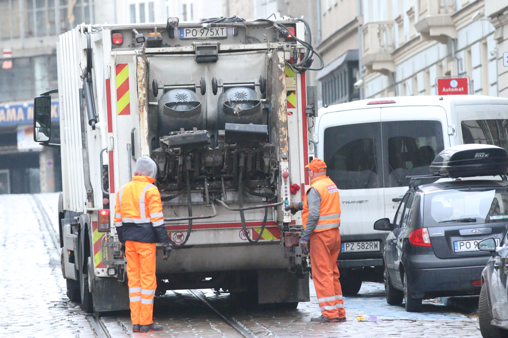 śmieciarka odbiór śmieci kubły kosze - Leon Bielewicz 