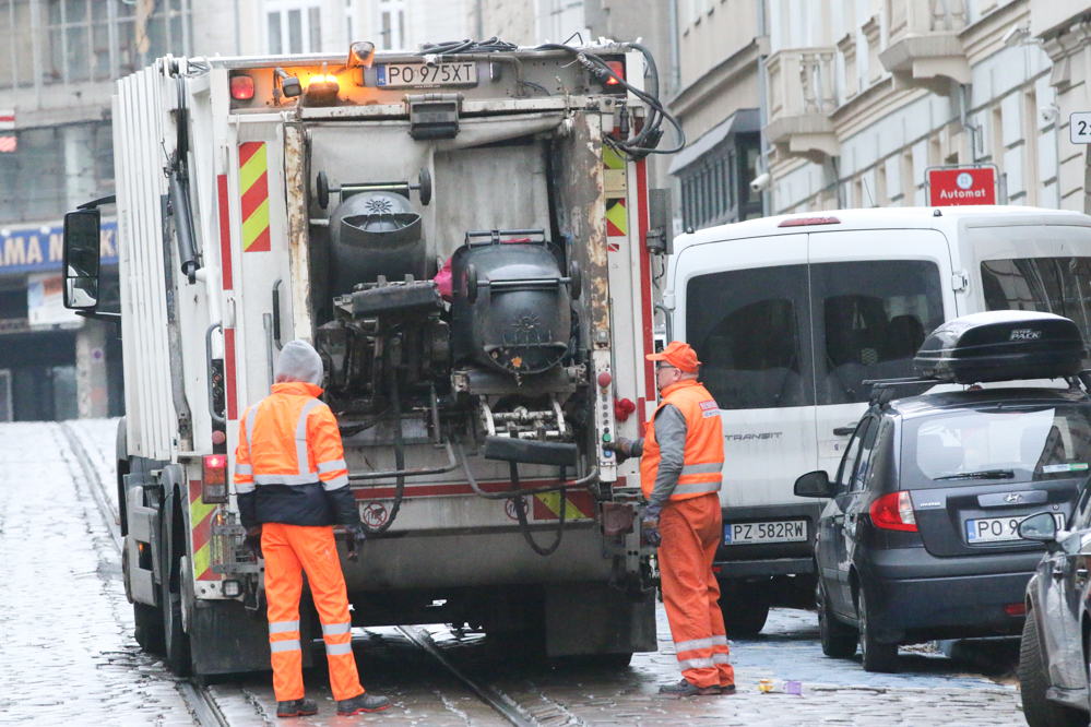 śmieciarka odbiór śmieci kubły kosze - Leon Bielewicz 
