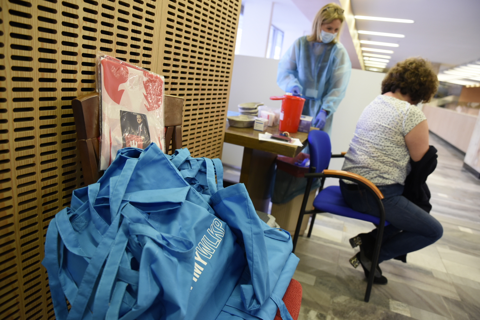 flaga za zaszczepienie urząd wojewódzki - Wojtek Wardejn