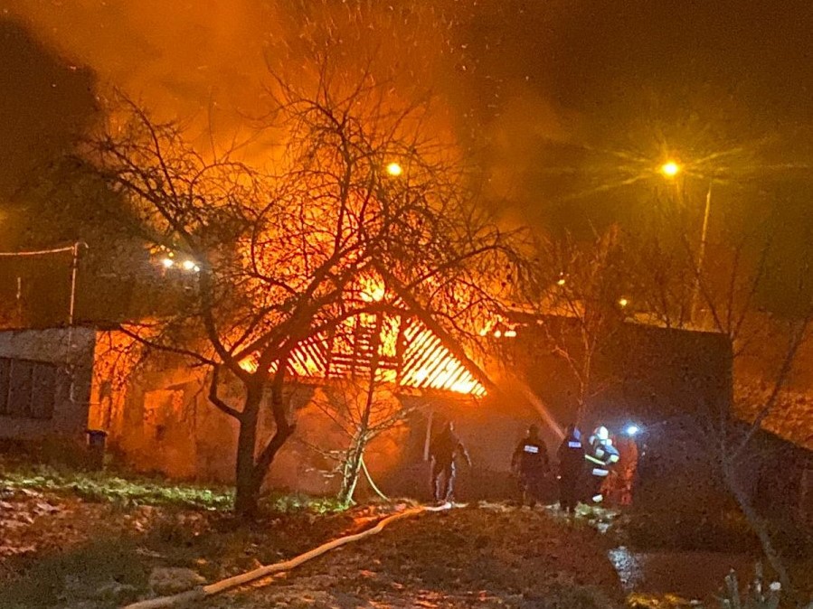 Policjant z Krajenki uratował staruszkę z płonącego domu - KPP Złotów