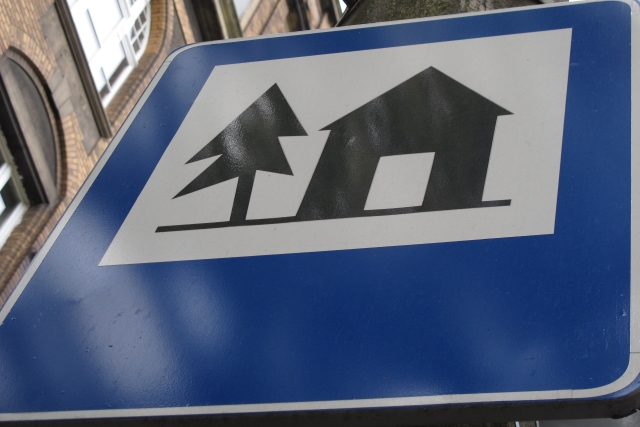 schronisko młodzieżowe znak 1 - TomFoto