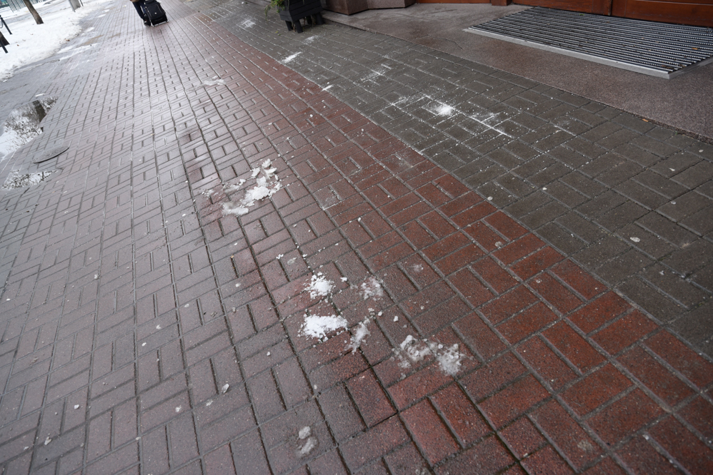 odwilż sople sopel śnieg na dachu ślisko  - Wojtek Wardejn