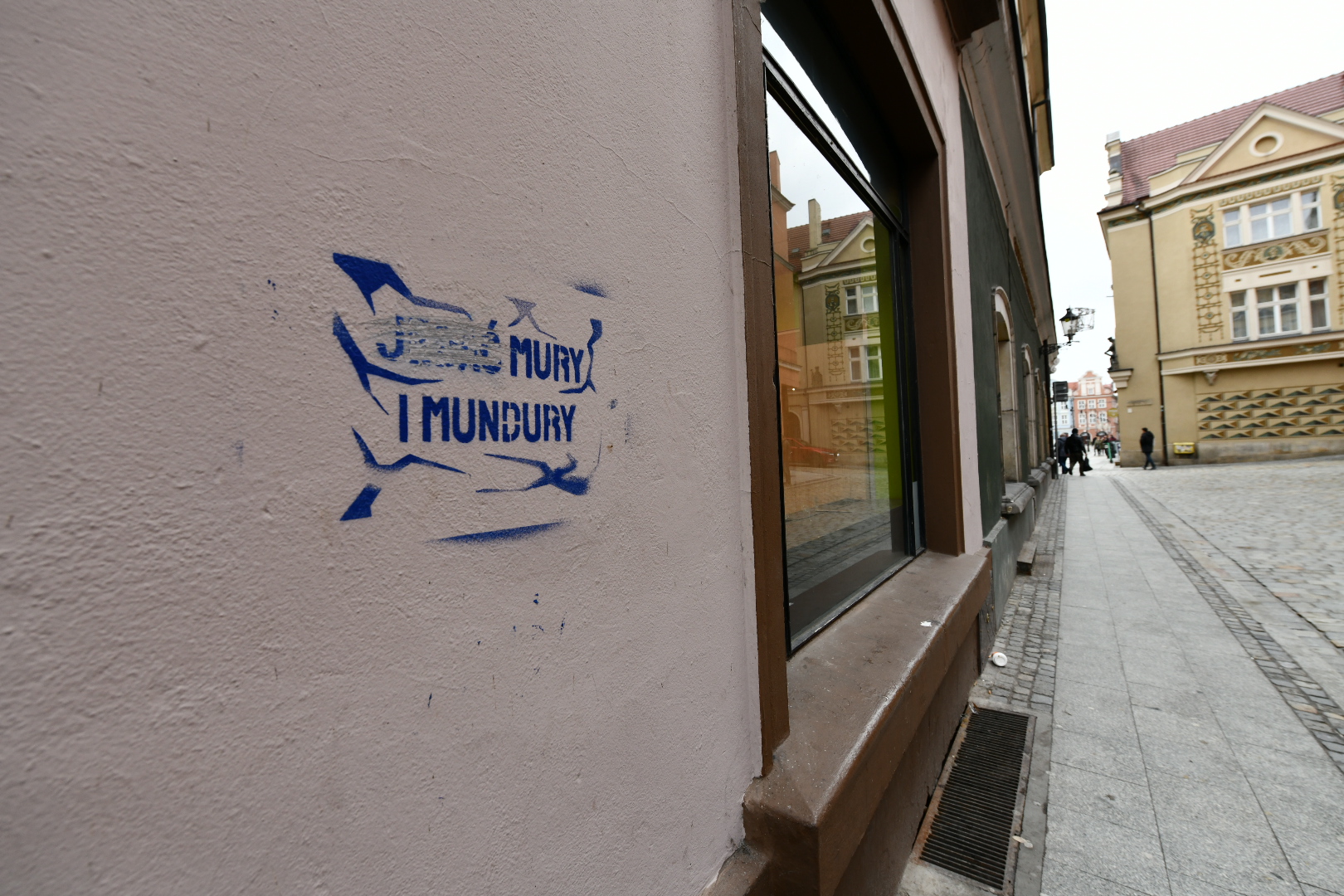 Wulgaryzmy i anarchistyczne hasła na murach w Poznaniu - Wojtek Wardejn