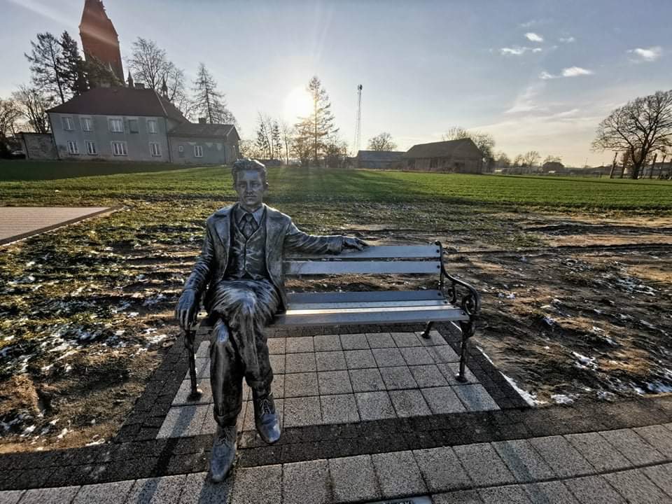 ławeczka jerzego różyckiego kraszewice - Danuta Synkiewicz 