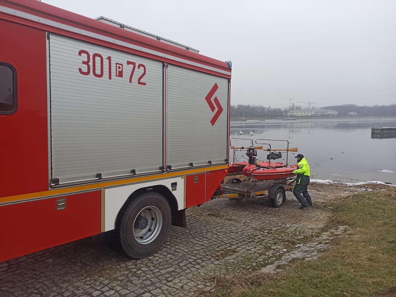 łabędzie zima straż lód - Bartosz Garczyński - Radio Poznań