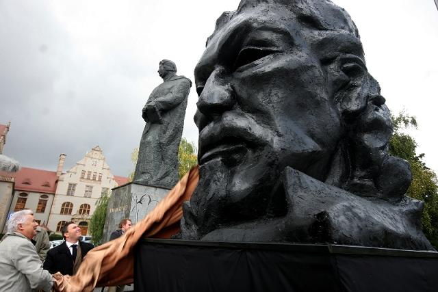 Wieniawski - odsłonięcie głowy - Antoni Hoffmann