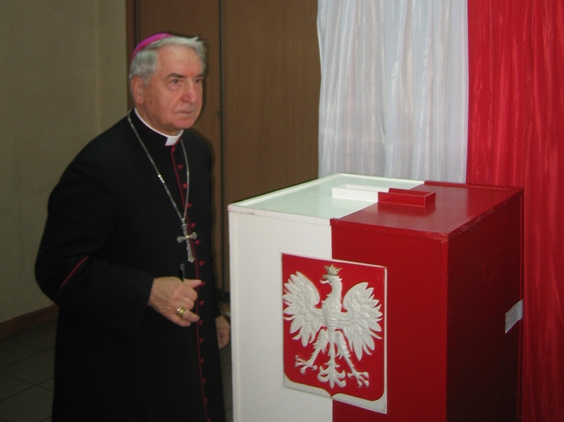 Prymas Kowalczyk głosuje - Rafał Muniak