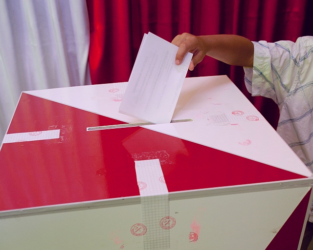 Wybory - urna do głosowania - TomFoto