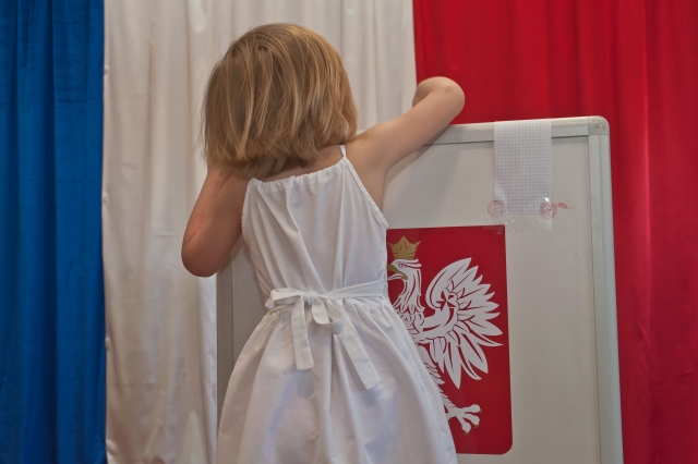 Wybory - urna do głosowania i dziecko - TomFoto