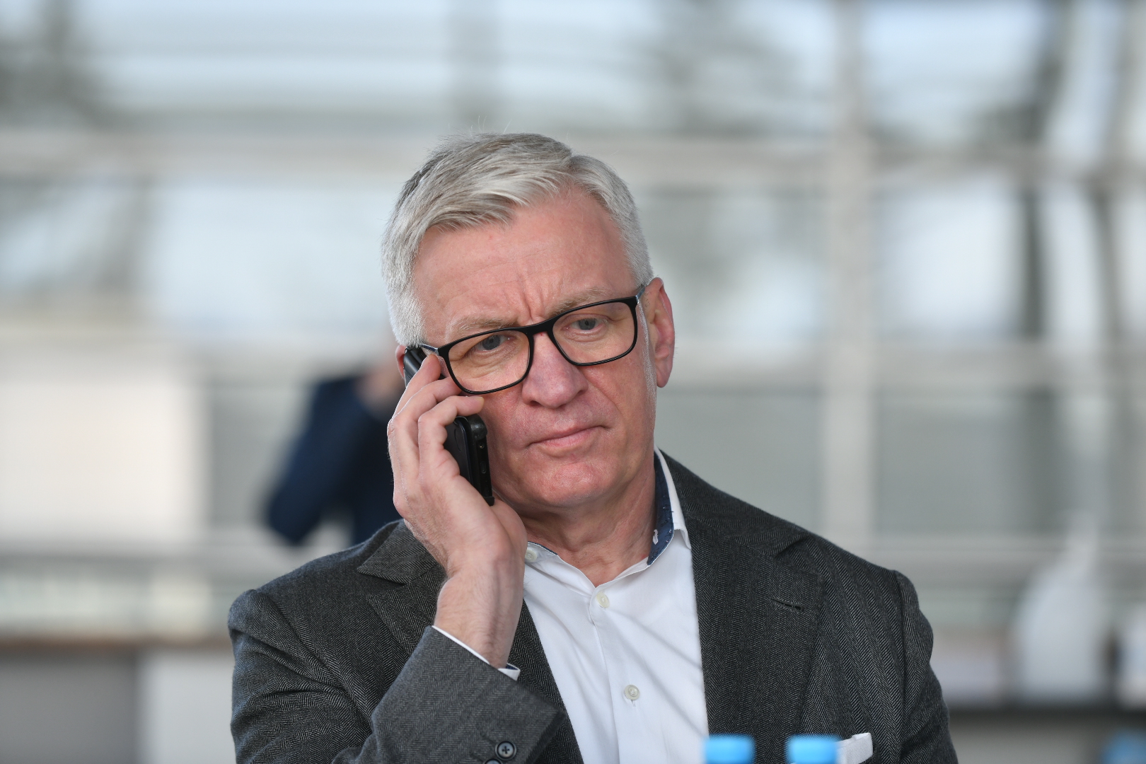 jacek jaśkowiak rozmawia przez telefon - Wojtek Wardejn