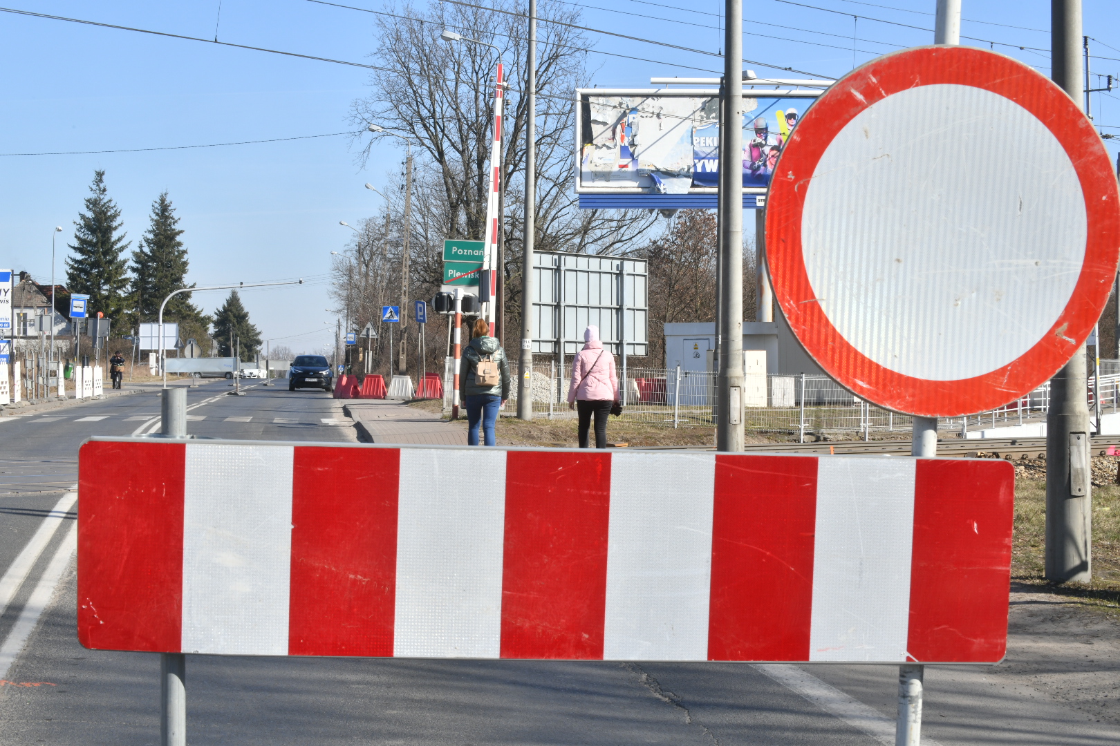 przejazd plewiska zamknięty - Wojtek Wardejn