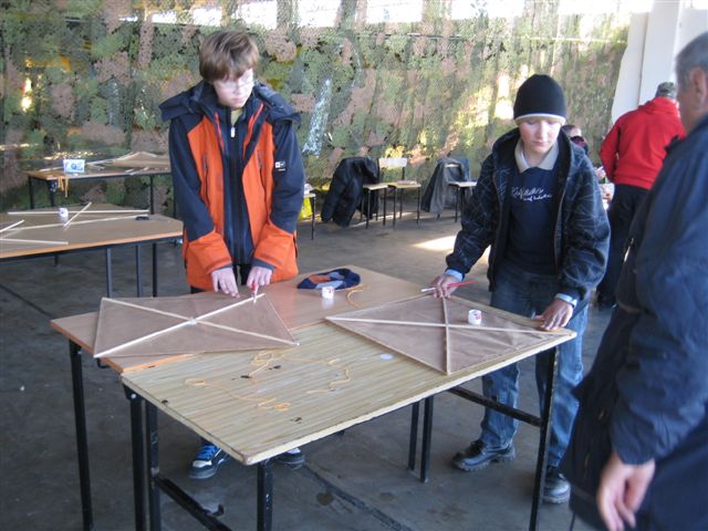 Sklejanie latawca - Wojciech Chmielewski