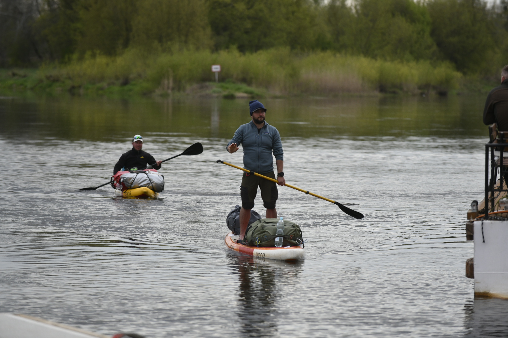 płyną dla 6 letniego mateusza poznaniacy deska sup - Wojtek Wardejn - Radio Poznań
