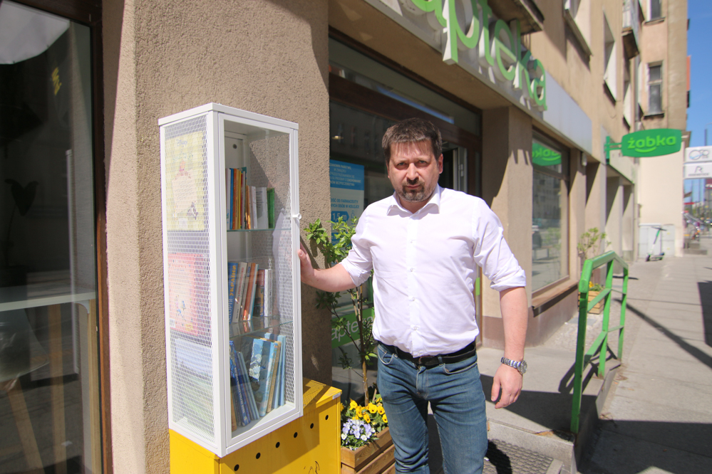 Punkt wypożyczania książek w języku ukraińskim otwarty na ulicy Wierzbięcice 25 w Poznaniu - Leon Bielewicz  - Radio Poznań