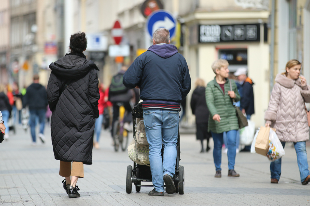ludzie tłum młodzi starzy dzieci demografia 500 plus poznaniacy poznań - Leon Bielewicz  - Radio Poznań