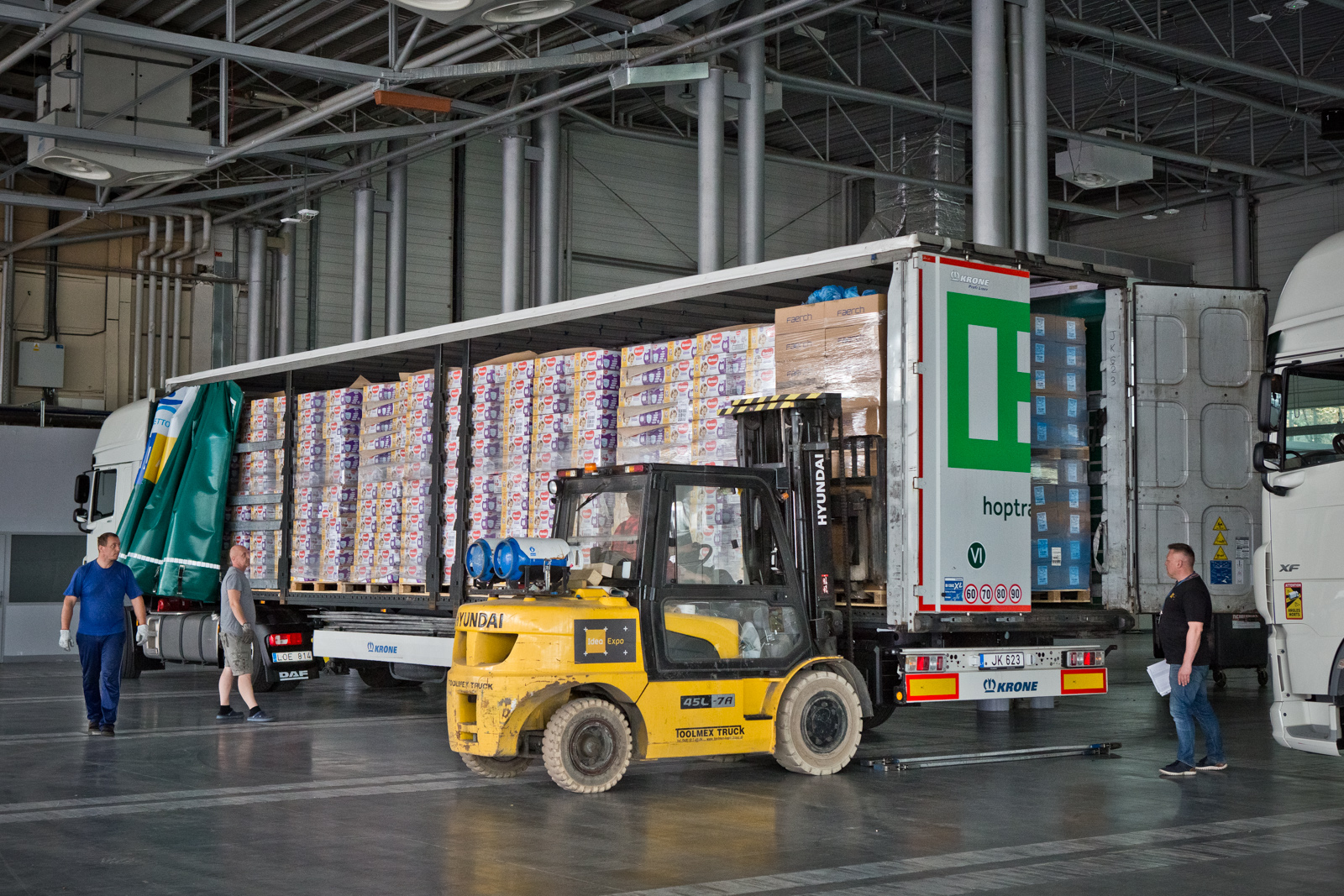 tir z darami z włoch pomoc ukrainie  - Monika Pasieczna - FOTOBUENO