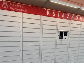 znisczony książkomat  - Biblioteka Raczyńskich