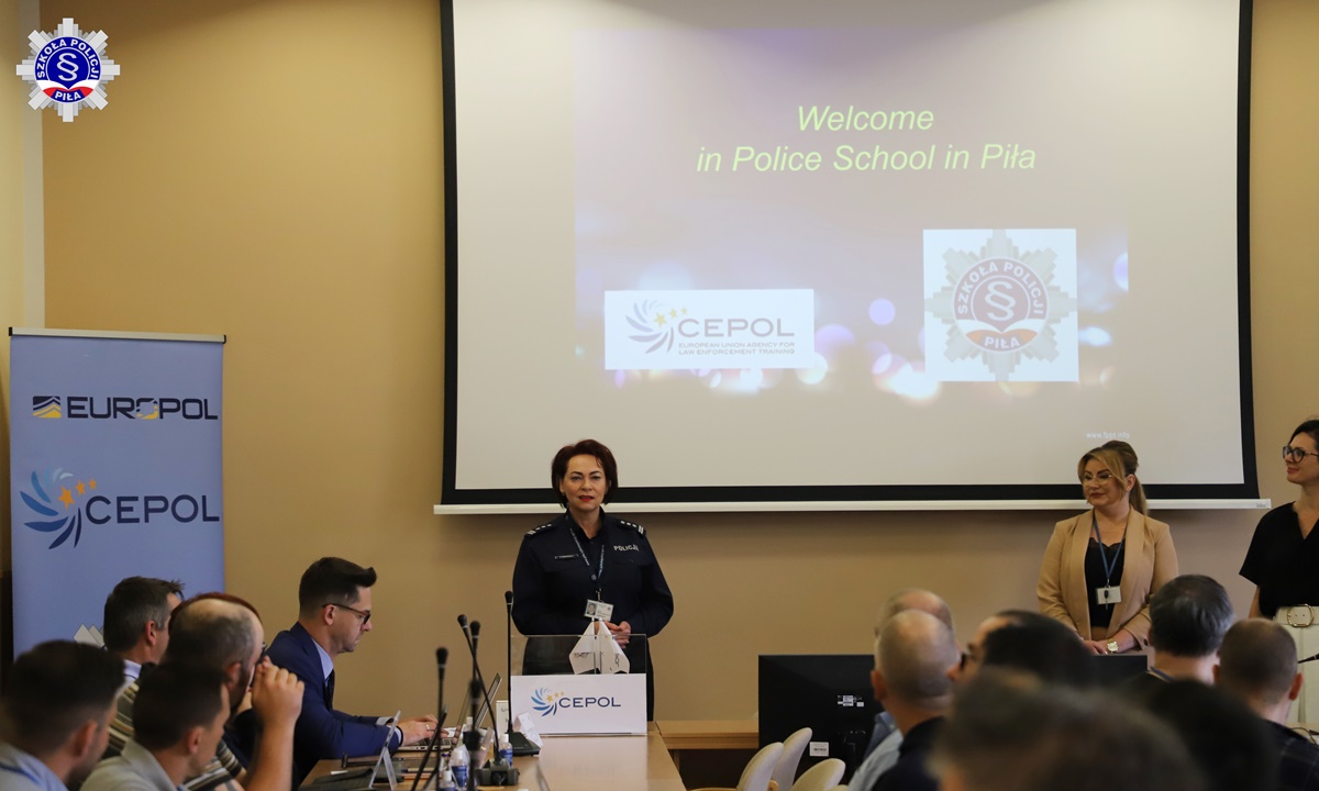 Policjanci uczą się, jak korzystać z dronów - Szkoła Policji w Pile