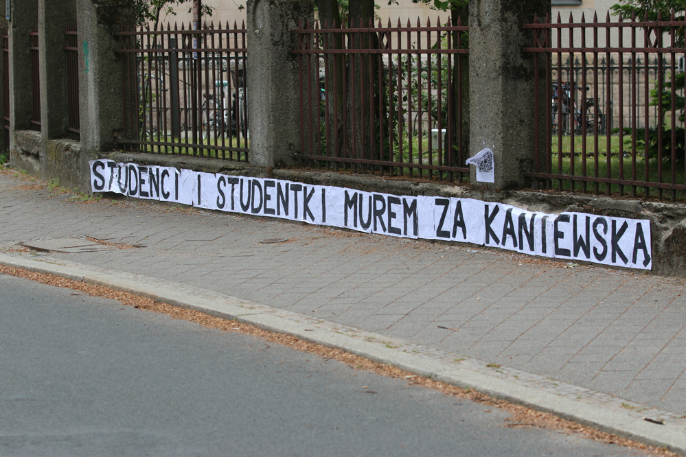 baner uam Studenci i studentki murem za Kaniewską - Leon Bielewicz  - Radio Poznań