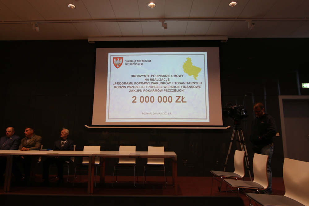 2 miliony zł dla wielkopolskich pszczelarzy  - Leon Bielewicz  - Radio Poznań