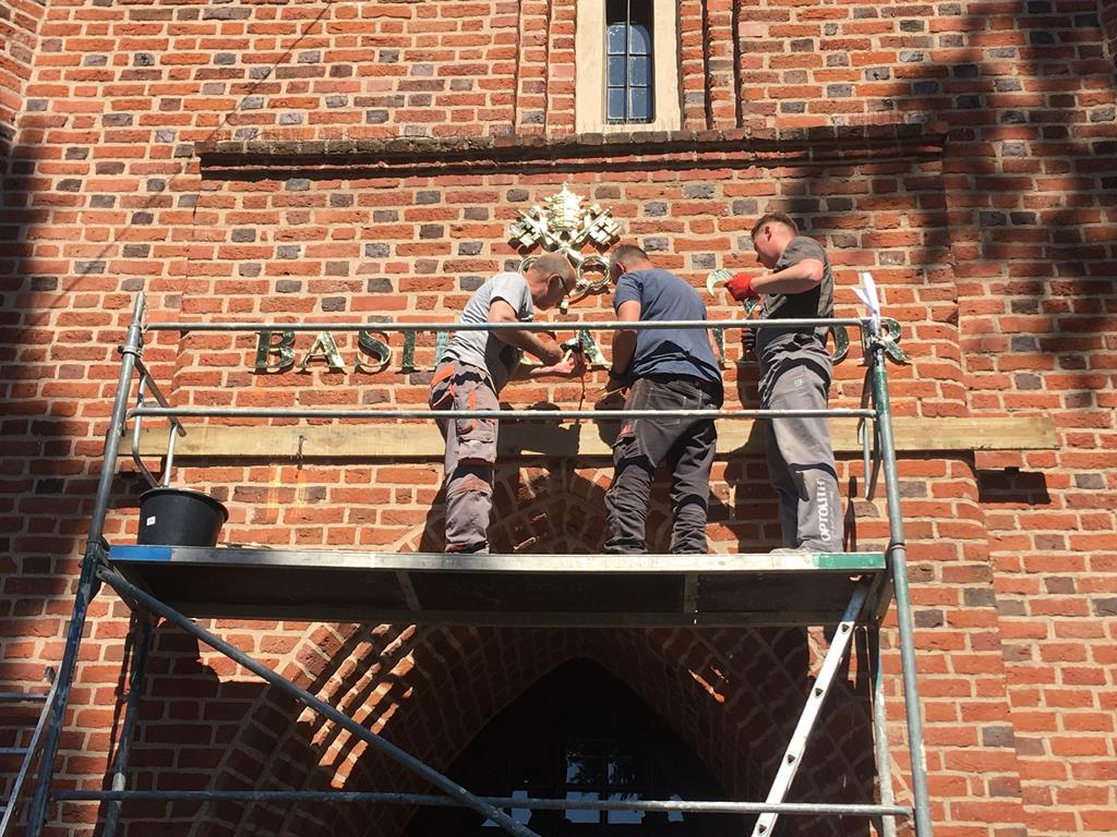 Napis "BASILICA MINOR A.D. 2021" zawisł na średzkiej kolegiacie  - Rafał Regulski - Radio Poznań