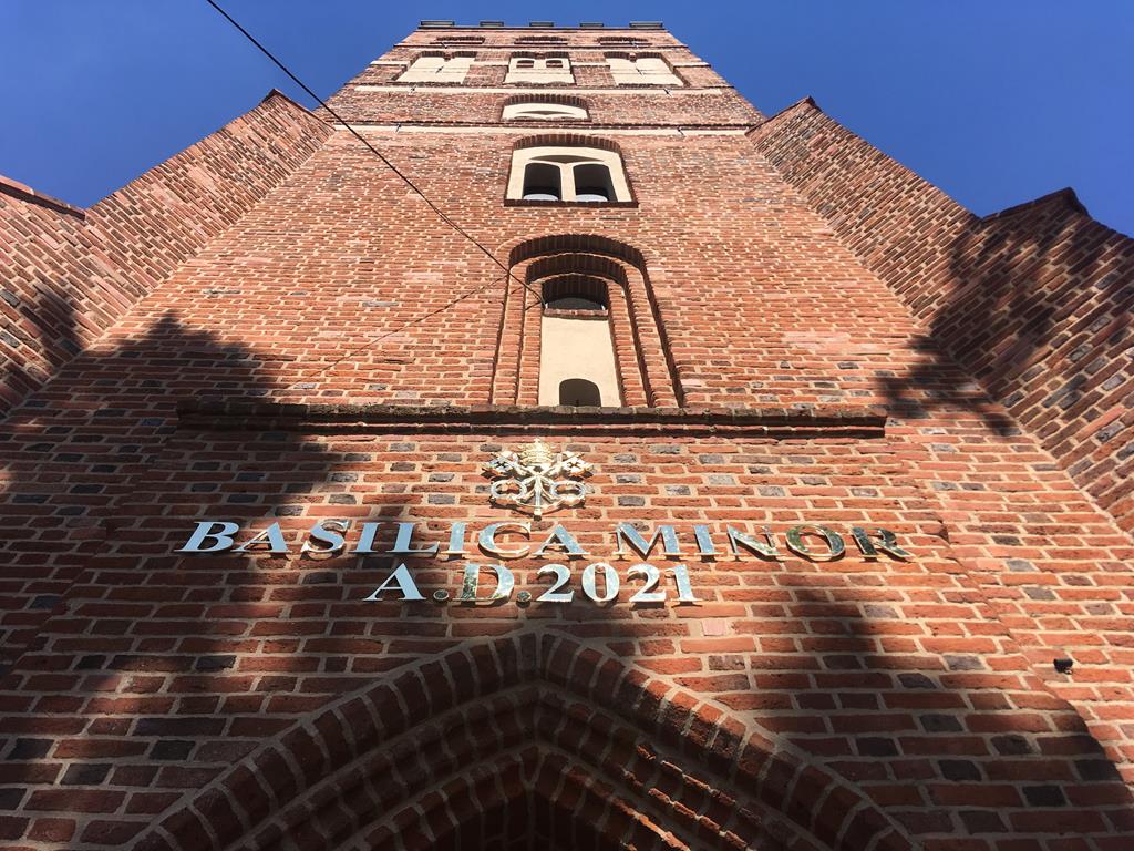 Napis "BASILICA MINOR A.D. 2021" zawisł na średzkiej kolegiacie  - Rafał Regulski - Radio Poznań