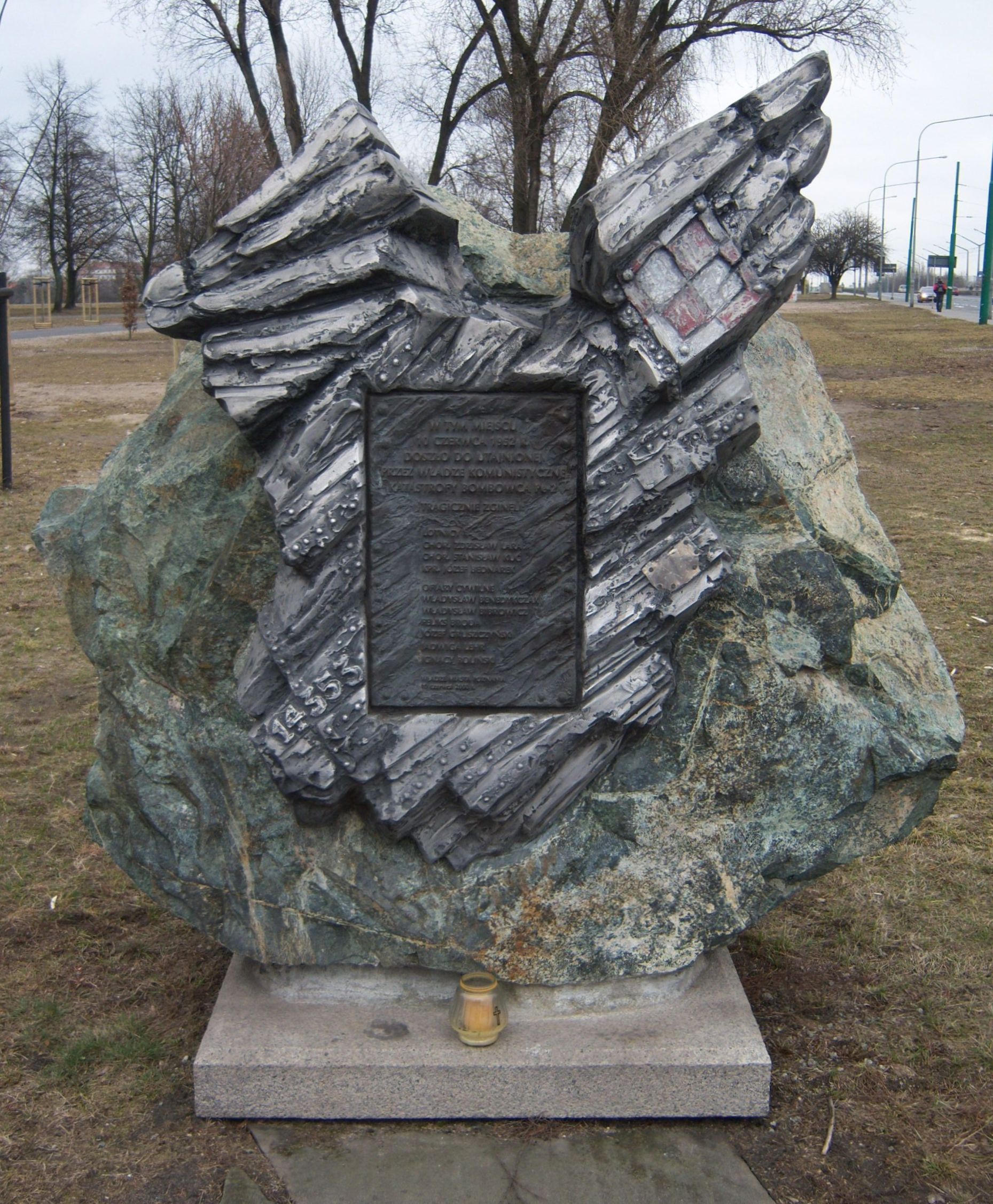 Pomnik upamiętniający ofiary katastrofy bombowca pe 2ft - Flyz1 - CC BY-SA 3.0/Wikipedia