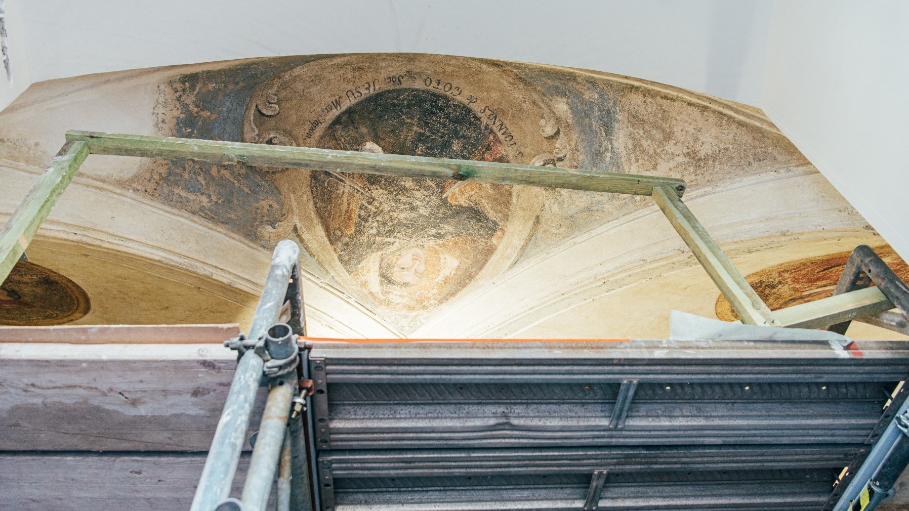 Barokowe freski z wizerunkami świętych odsłonięte w magistracie - UMP