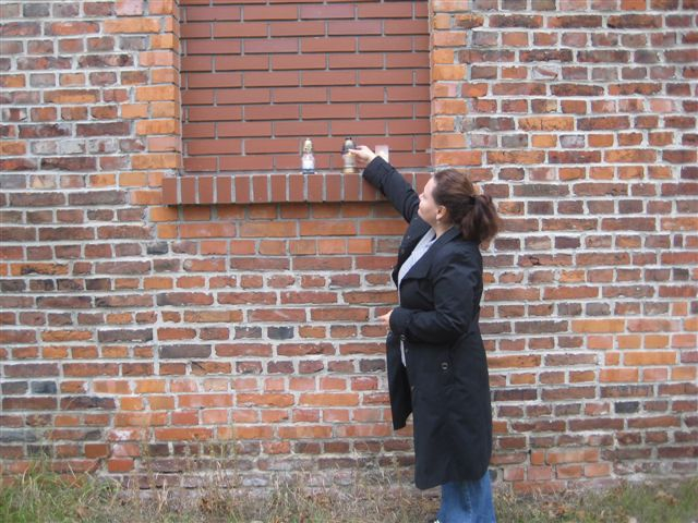  - Kalisz, cmentarz żydowski, gdzie w pierwszych dniach wojny Niemcy rozstrzelali 11 Polaków, podczas całej Wojny dokonali egzekucji ponad 600 Polaków. Znicz pamięci zapaliła opiekunka cmentarza żydowskiego Halina Marcinkowska/fot. Danuta Synkiewicz