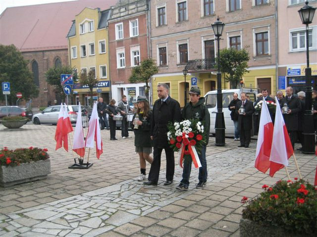  Znicze pamięci  w Kościanie; 23.10.1939r. o godz. 14.00 Niemcy na Rynku pod murem Ratusza rozstrzelali 18 Polaków/fot.J.Marciniak