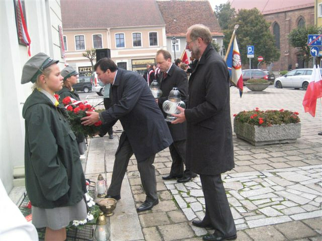  Znicze pamięci  w Kościanie; 23.10.1939r. o godz. 14.00 Niemcy na Rynku pod murem Ratusza rozstrzelali 18 Polaków/fot.J.Marciniak