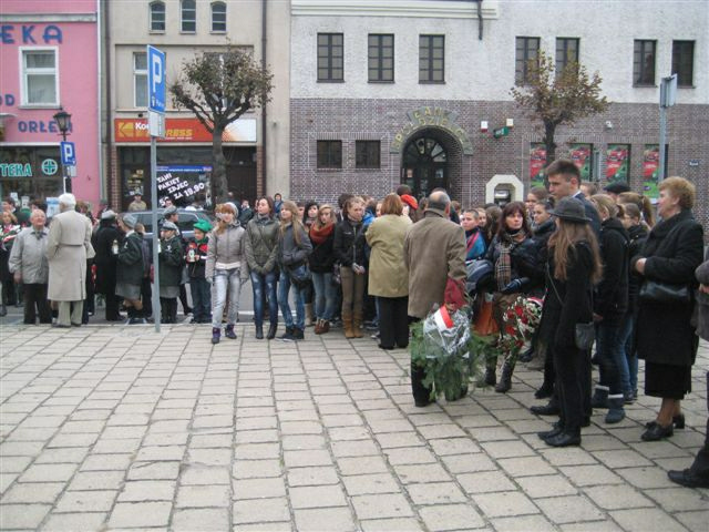  Znicze pamięci  w Kościanie; 23.10.1939r. o godz. 14.00 Niemcy na Rynku pod murem Ratusza rozstrzelali 18 Polaków/fot.J.Marciniak