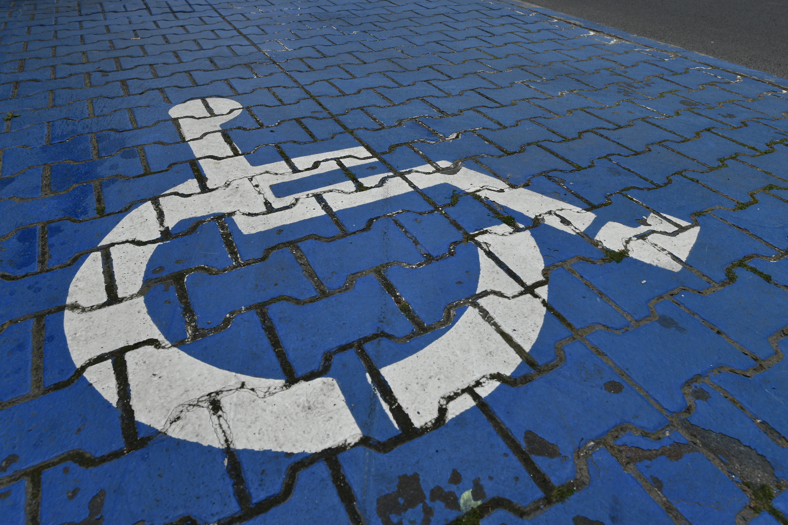 miejsce dla niepełnosprawnych koperta niebieska - Wojtek Wardejn - Radio Poznań