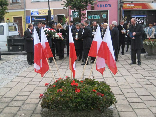  Znicze pamięci  w Kościanie; 23.10.1939r. o godz. 14.00 Niemcy na Rynku pod murem Ratusza rozstrzelali 18 Polaków/fot.J.Marciniak