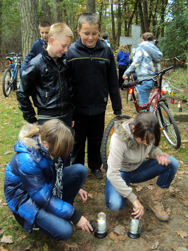 Groby Zakrzewskie, Od 11.1939r. do 1945r. na leśnym obszarze koło miejscowości Zakrzewo odbywały się masowe egzekucje polskich obywateli/fot. uczniowie SP im.A.Lindgren w Dąbrowie