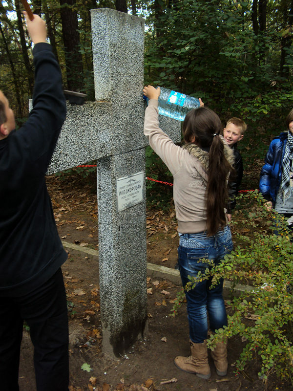 Groby Zakrzewskie, Od 11.1939r. do 1945r. na leśnym obszarze koło miejscowości Zakrzewo odbywały się masowe egzekucje polskich obywateli/fot. uczniowie SP im.A.Lindgren w Dąbrowie