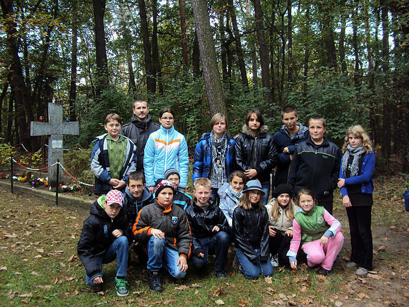Groby Zakrzewskie, Od 11.1939r. do 1945r. na leśnym obszarze koło miejscowości Zakrzewo odbywały się masowe egzekucje polskich obywateli/fot. uczniowie SP im.A.Lindgren w Dąbrowie