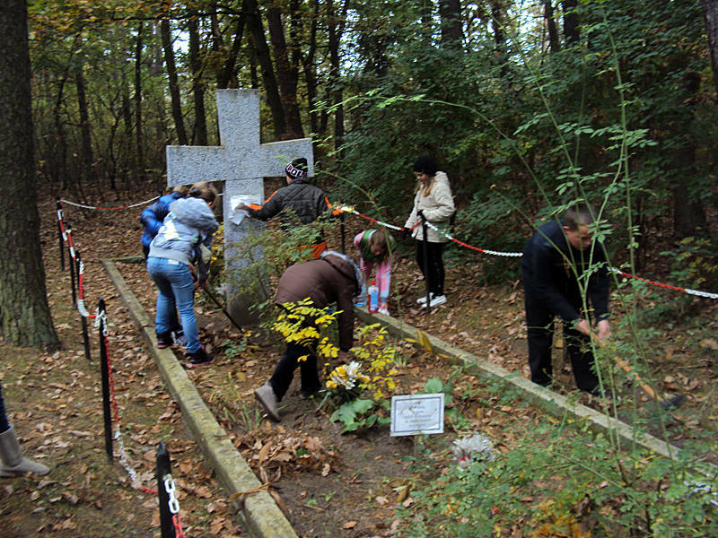 Groby Zakrzewskie, Od 11.1939r. do 1945r. na leśnym obszarze koło miejscowości Zakrzewo odbywały się masowe egzekucje polskich obywateli/fot. uczniowie SP im.A.Lindgren w Dąbrowie