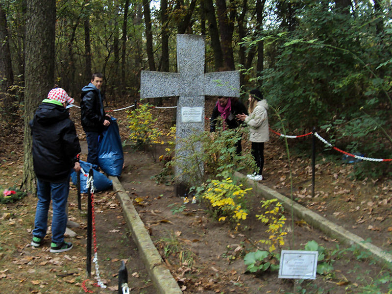 Groby Zakrzewskie, Od 11.1939r. do 1945r. na leśnym obszarze koło miejscowości Zakrzewo odbywały się masowe egzekucje polskich obywateli/fot. uczniowie SP im.A.Lindgren w Dąbrowie