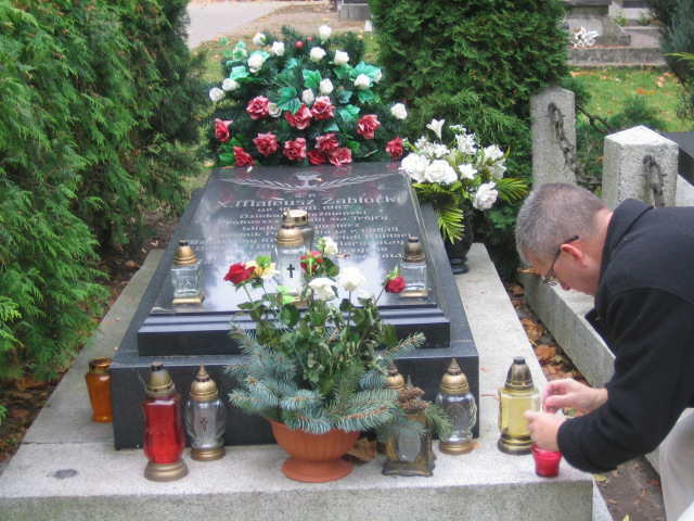 Historyk Robert Gaweł zapala znicz przy grobie ks. majora Mateusza Zabłockiego - obrońcy Gniezna/fot.R.Muniak