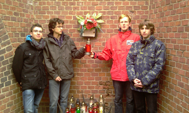 Pamiętamy o ofiarach niemieckiego hitleryzmu. Wiemy iż jest to ważna część naszej historii i nie można pozwolić by o niej zapomniano. Zapaliliśmy znicz pod Ścianą Śmierci w Forcie VII