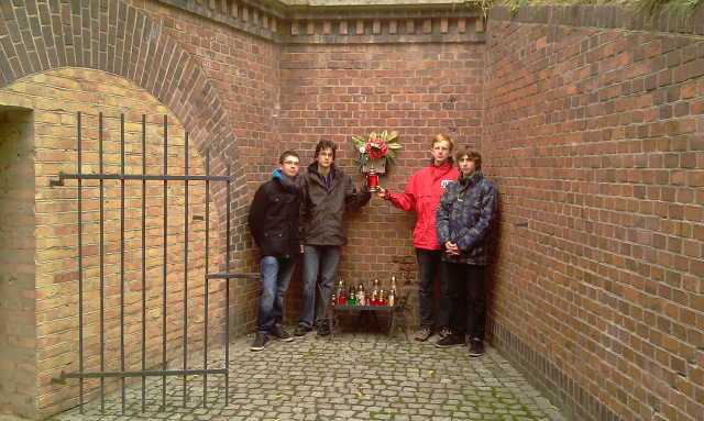 Pamiętamy o ofiarach niemieckiego hitleryzmu. Wiemy iż jest to ważna część naszej historii i nie można pozwolić by o niej zapomniano. Zapaliliśmy znicz pod Ścianą Śmierci w Forcie VII