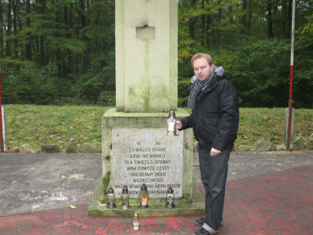 Grzebienisko Las - pod pomnikiem ku czci ponad 70 zamordowanych w tym miejscu/fot. Jacek Lichocki