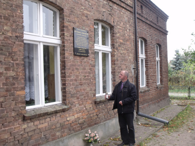 Podrzewie - pod tablicą Kazimierza Baranieckiego zamordowanego w Katyniu/fot. Agata Zaglaniczna