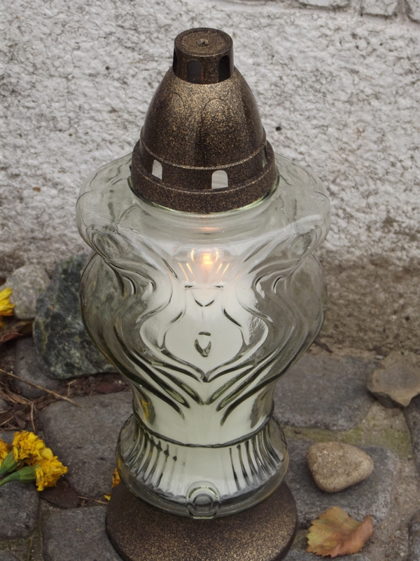 Znicze, Poznań, obóz pracy dla Żydów - Znicze pod pomnikiem upamiętniającym Obóz Pracy dla Żydów w Poznaniu - Archiwum