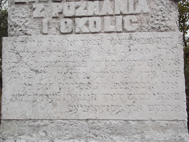 Znicze pod pomnikiem upamiętniającym Obóz Pracy dla Żydów w Poznaniu