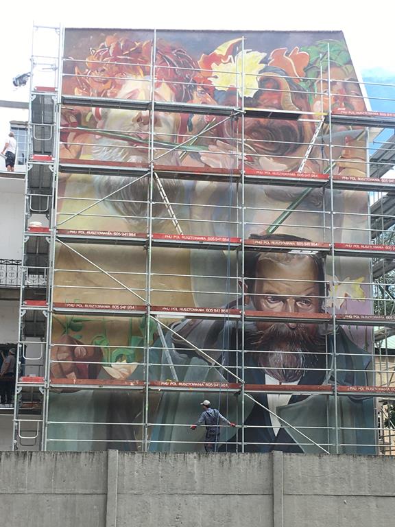 Gigantyczny portert Adama Asnyka na kaliskiej kamienicy  - Danuta Synkiewicz 