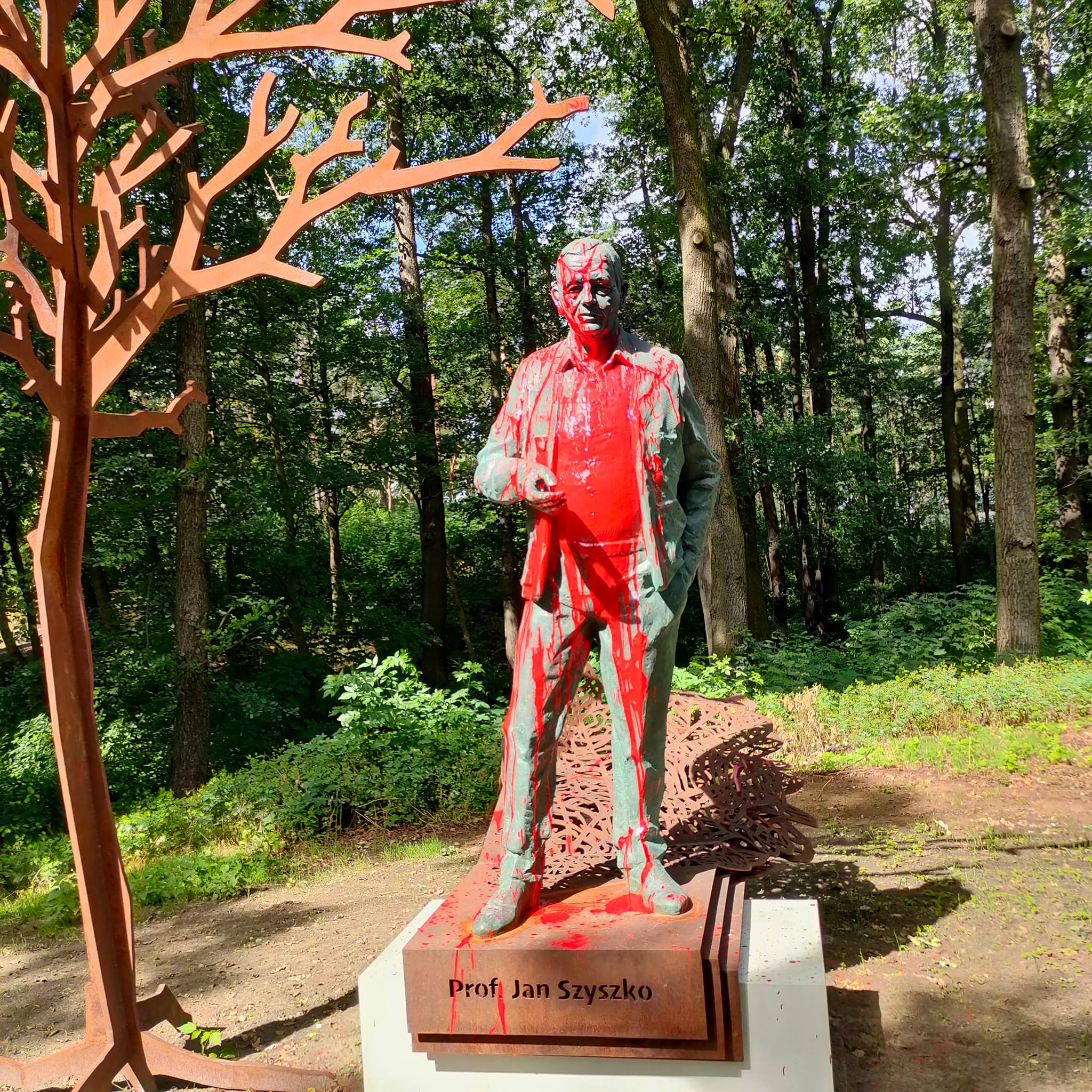 pomnik szyszko oblany farbą jarocin - FB: Kochamy Jarocin